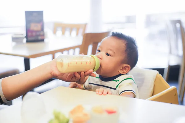 Asiatiska barn pojke njuta äta grönsaker i restaurang — Stockfoto