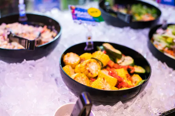 Vários vegetais e salada de frutas na loja de bar de salada — Fotografia de Stock