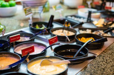 Salata bar dükkanında çeşitli sebze ve meyve salatası