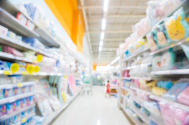 Sepetten süper pazar görünümünde bulanık raf sırası