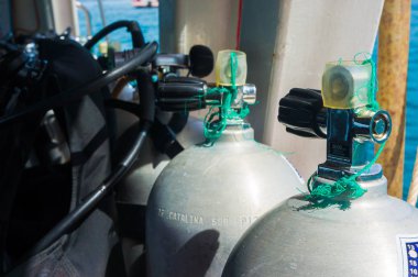 Denizde teknede dalış oksijen hava tankı