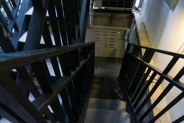 Nowoczesna konstrukcja z ciemnego schodów w pomieszczeniach metalowych — Zdjęcie stockowe
