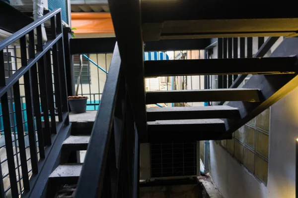 现代深色楼梯室内金属设计 — 图库照片
