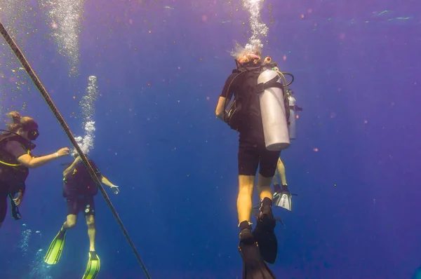 Mergulho esporte de água no mar profundo — Fotografia de Stock