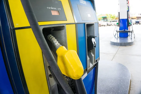 Manguera de aceite en gasolinera — Foto de Stock