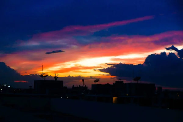 Coucher de soleil coloré ciel nuage silhouette scène — Photo