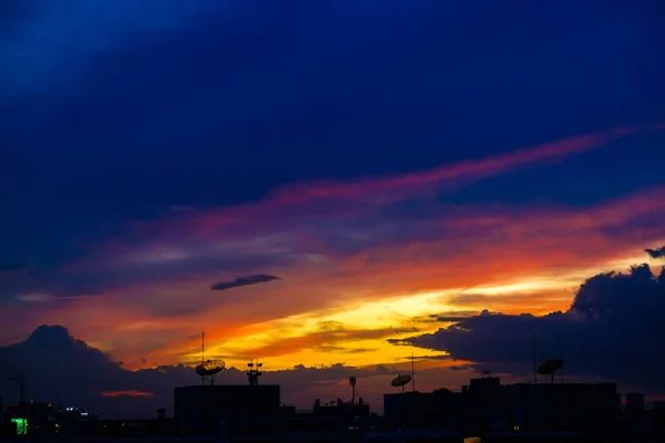 Pôr-do-sol colorido céu nuvem silhueta cena — Fotografia de Stock