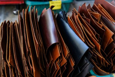 Deri mağazasında hakiki çiğ sebze tabaklanmış deri