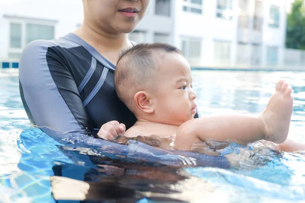 Matka trainning Baby chłopiec pływanie w basen — Zdjęcie stockowe