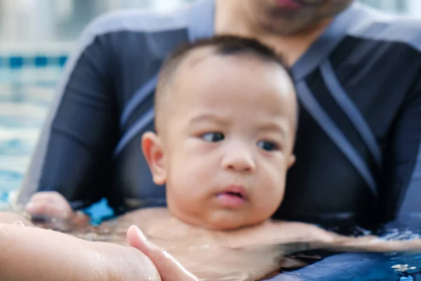 Matka trainning Baby chłopiec pływanie w basen — Zdjęcie stockowe