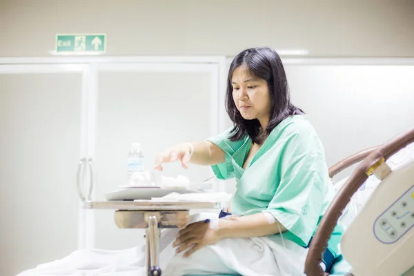 Asijské těhotné ženy ležící na posteli v nemocnici přípravy na — Stock fotografie
