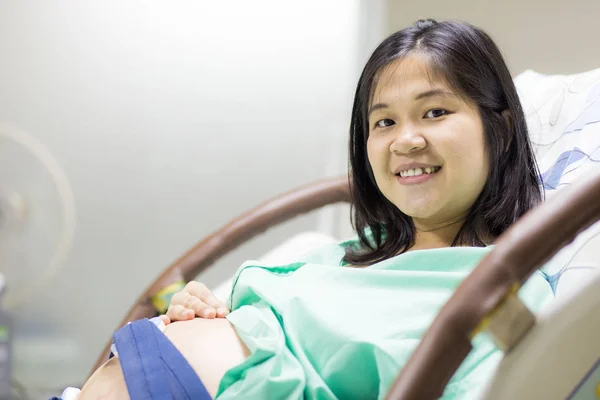 Asijské těhotné ženy ležící na posteli v nemocnici přípravy na — Stock fotografie
