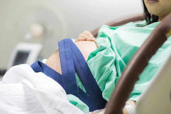 Asiáticas embarazadas acostadas en la cama en el hospital preparándose para tener — Foto de Stock