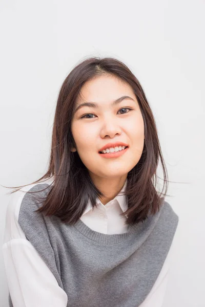 白い背景に美しい短い髪笑顔アジアの女性 — ストック写真
