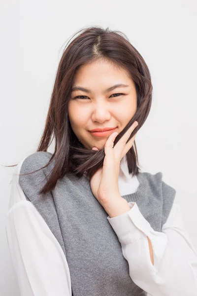Vackra korta hår leende asiatiska kvinnor på vit bakgrund — Stockfoto