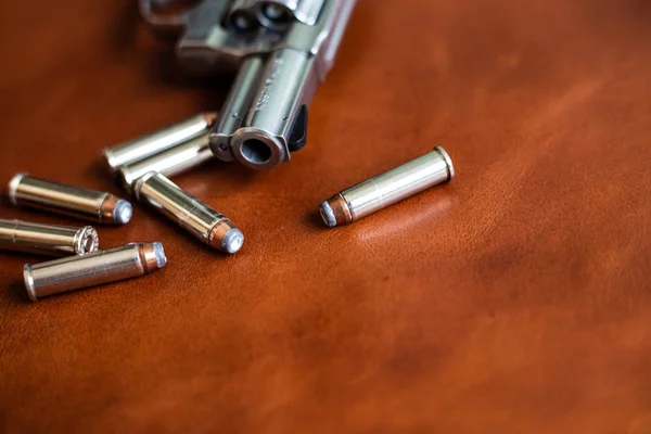 357 magnum ocultan pistola de revólver con bala — Foto de Stock
