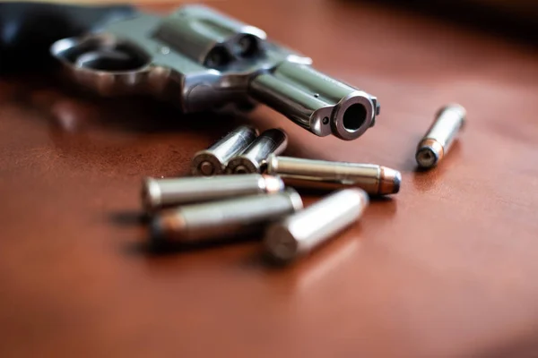 357 magnum ocultan pistola de revólver con bala — Foto de Stock