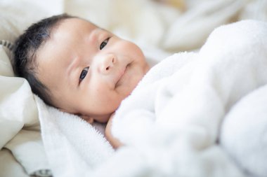 Beyaz battaniye üzerinde yatan bebek bebek çocuk