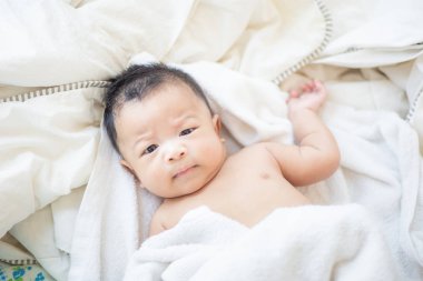 Beyaz battaniye üzerinde yatan bebek bebek çocuk