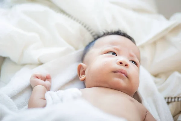 Niño bebé acostado sobre una manta blanca — Foto de Stock