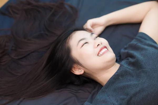 Bella asiatica capelli lunghi donne sdraiate sul letto — Foto Stock