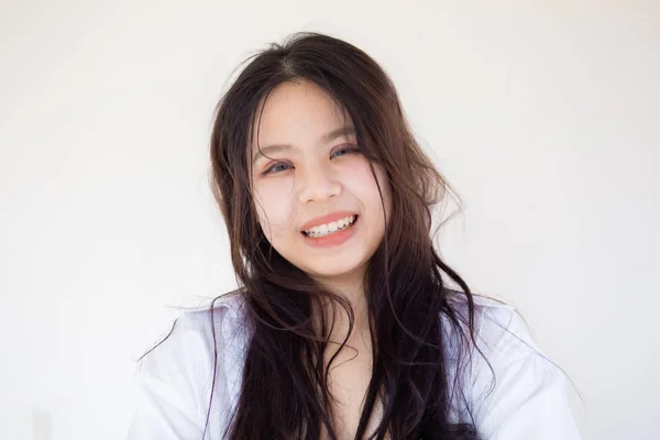 Mode-Geschäft asiatische Frauen posten auf weißem Hintergrund — Stockfoto
