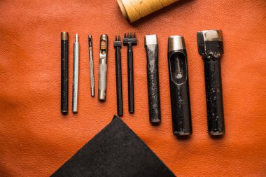 Deri işçiliği aletle çalışıyor