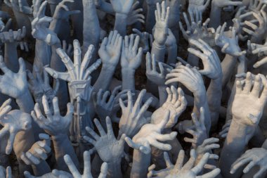 Cehennemden birçok el heykel 