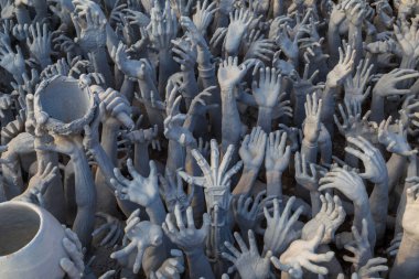 Cehennemden birçok el heykel 