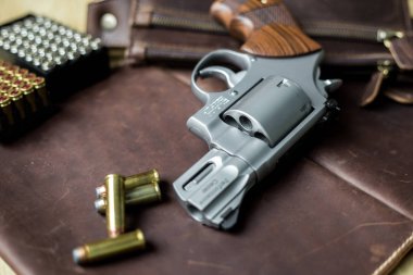 .Mermi ile 44 magnum tabanca tabanca