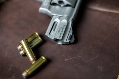 .Mermi ile 44 magnum tabanca tabanca