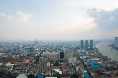 Ulaşım yolu ile Bangkok siluet şehir binası