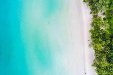 Muhteşem beyaz kumsal masmavi deniz suyu