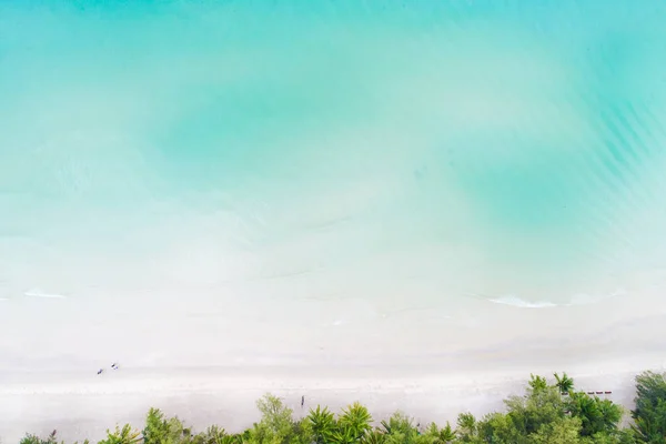 Erstaunliche weiße Sandstrand azurblaues Meerwasser — Stockfoto