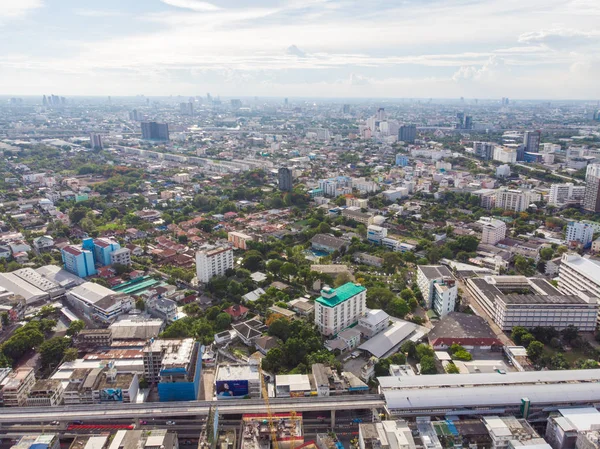 공중에서 바라본 방콕 의현 대식 사무실 건물 과 생활 구획 — 스톡 사진