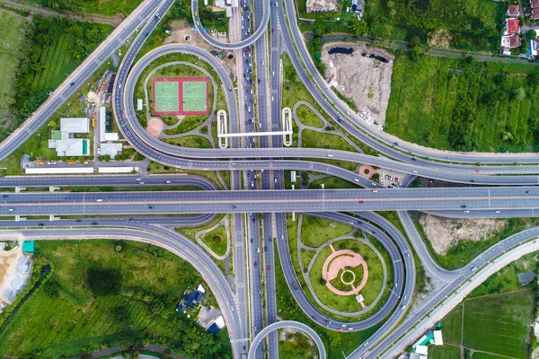 Vista aérea estrada de junção de transporte com satádio parque verde — Fotografia de Stock