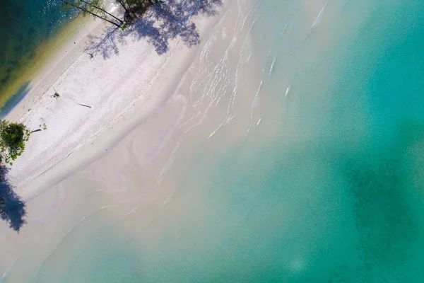 驚くべき白い砂浜紺碧の海の水 — ストック写真