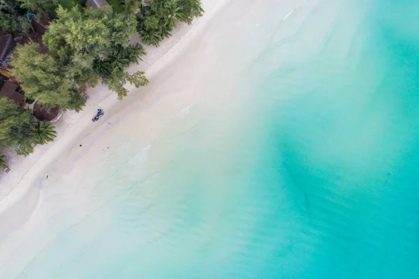 Incredibile spiaggia di sabbia bianca acqua di mare azzurra — Foto Stock