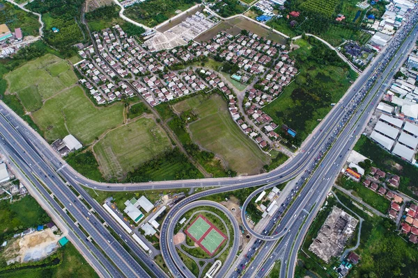 Vista aérea estrada de junção de transporte com satádio parque verde — Fotografia de Stock