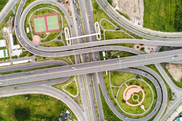 Luftaufnahme Transport Knotenpunkt Straße mit Satadium grünen Park — Stockfoto