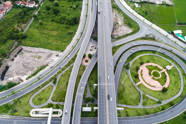 Luftaufnahme Transport Knotenpunkt Straße mit Satadium grünen Park — Stockfoto