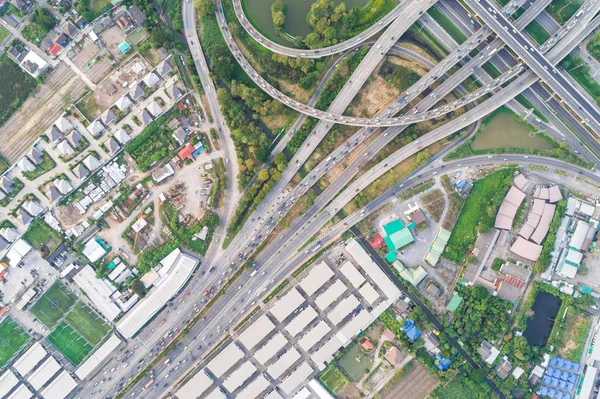 Vista aérea cruce transoport carretera circular con vehículo movem — Foto de Stock