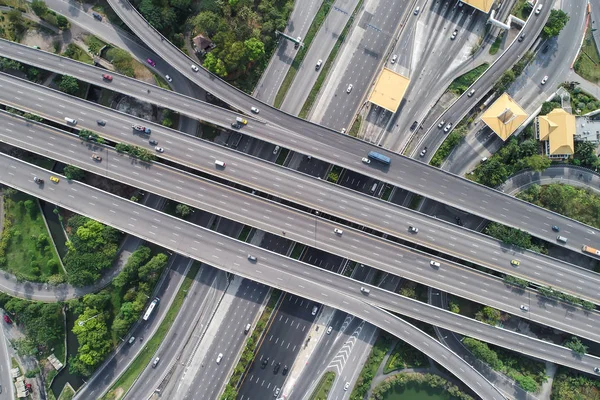 Vista aérea transporte da cidade via expressa estrada com portagem — Fotografia de Stock