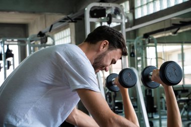 Spor salonunda antrenörle antrenman yapan beyaz kadınlar.