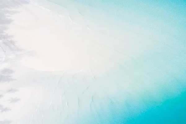 Erstaunliche weiße Sandstrand azurblaues Meerwasser — Stockfoto