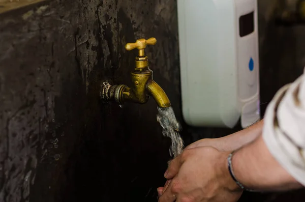 Água da torneira da lavagem da mão no banheiro — Fotografia de Stock