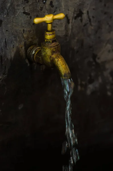 Eau du robinet de lavage des mains dans la salle de bain — Photo