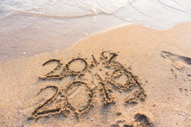 2019, deniz sahilinde yeni yıl yazıları.