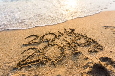 2019, deniz sahilinde yeni yıl yazıları.