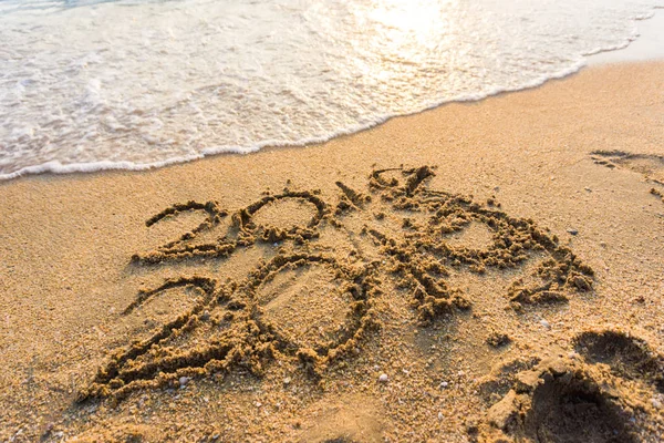 2019, deniz sahilinde yeni yıl yazıları.